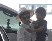 孙俪贴心抱下车表情呆萌等等跟妈妈外出开工”