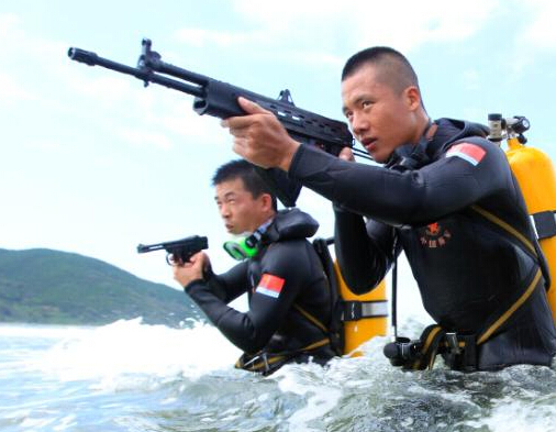 ����½ս�������Ϻ�Ǳˮѵ�� �ֳ�ˮ��ǹ��