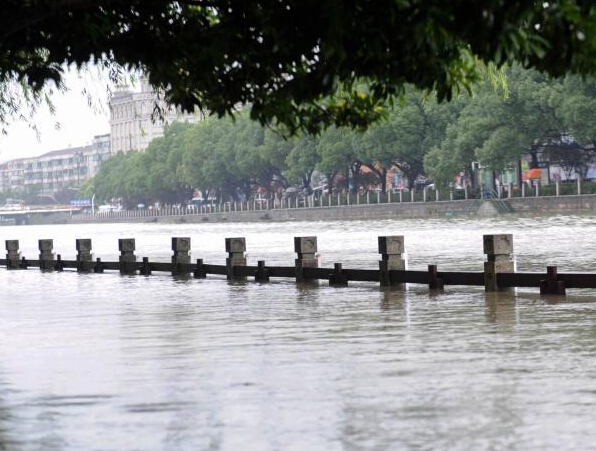 姚江部分水位超出警戒线”