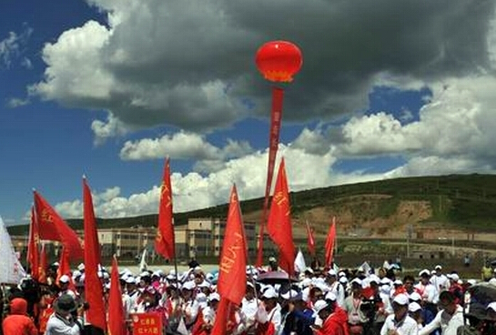 “重走长征路,共铸中国心””