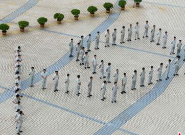 长沙工人排队形呼吁关注人口问题”