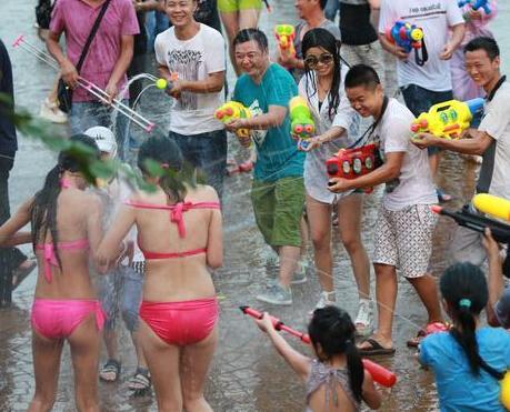 ����ˮǹ��ս �Ȼ�����Ů������Χ������