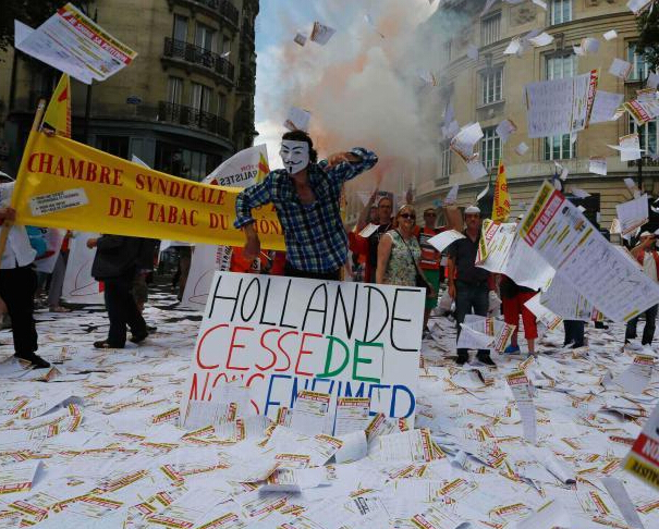 法国强化禁烟 遭烟草组织成员抗议”