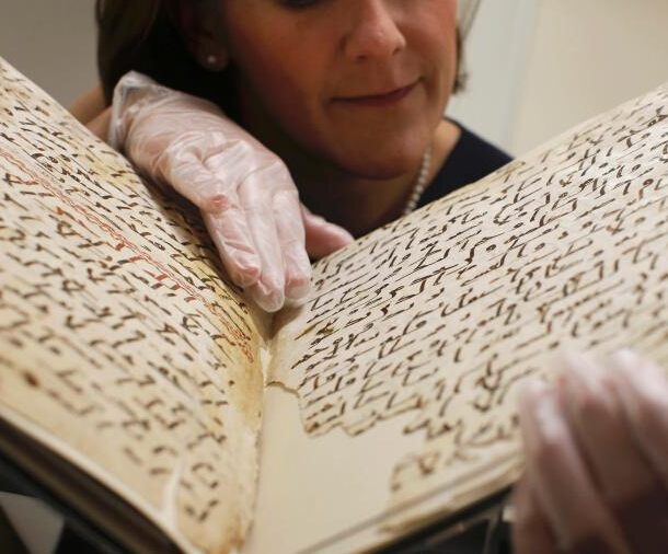 世界最古老《古兰经》抄本亮相英国”