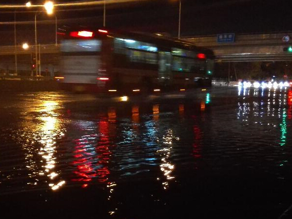 北京:骤雨袭来”