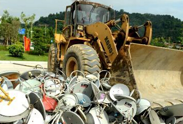 福建现场销毁非法“卫星锅””