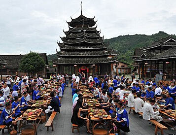 广西三江侗族“百家宴”成民族旅游新亮点”