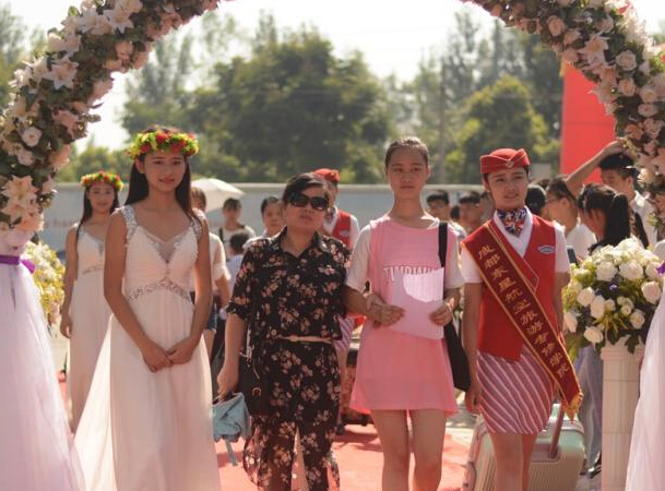 �ɶ�һ��У������ѧ�ߺ�̺ǩ����ǽ��