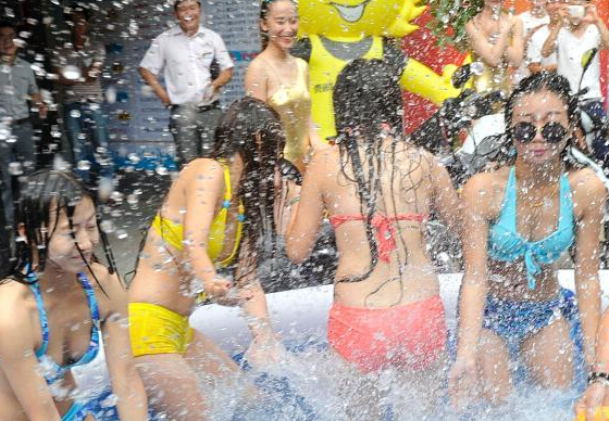 ɽ���Ȼ�����Ů�����޹����д�ˮ�̡�