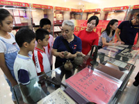 北京东花市街道展出150余件红色藏品”