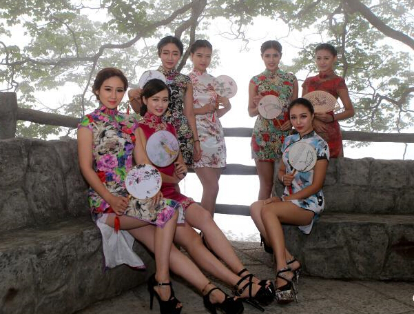 美女2000米伏牛山巅秀旗袍 顾盼生姿曼妙玲珑”