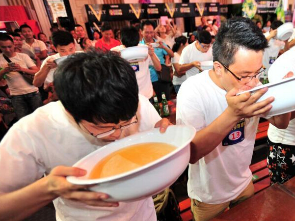 武汉“啤酒王挑战赛” 百人端脸盆豪饮”