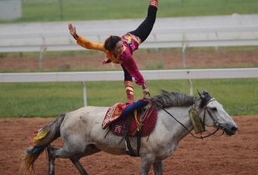 少数民族运动会马上表演”