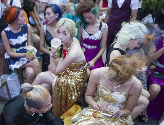 太原街头上演时尚创意发型秀”