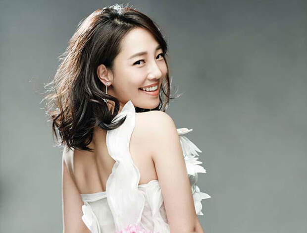 白百何俏皮可爱登封面”