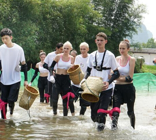 ���޳�ģ�º�ץ�� ����������̬�ٳ���