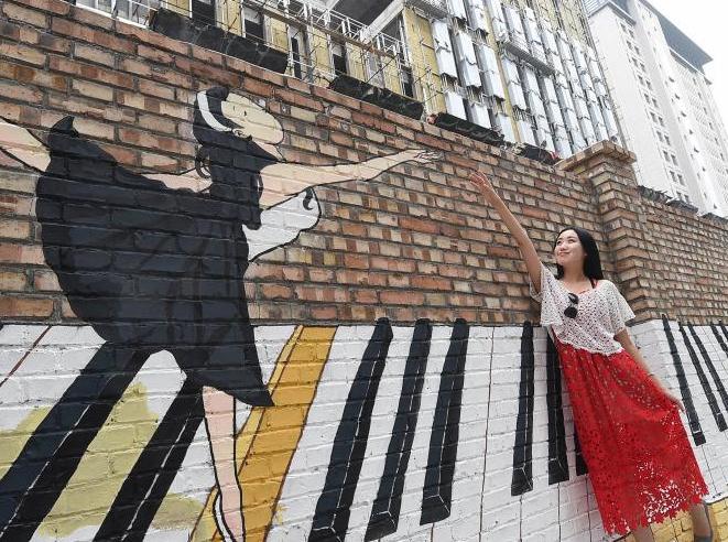 太原涂鸦爱好者作品占满200米墙壁”