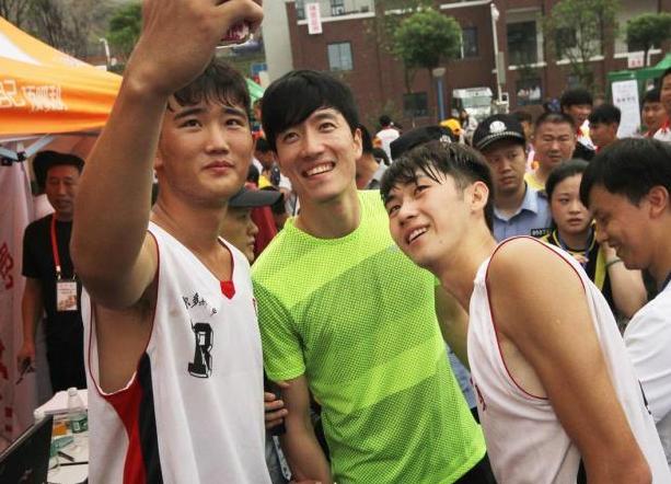 全国青少年阳光体育大会 刘翔变身“孩子王””