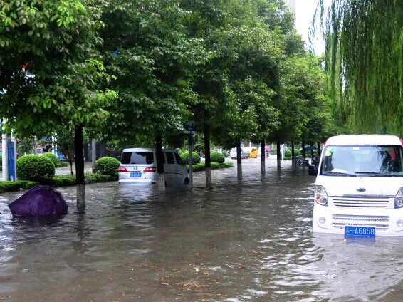 ������ɽ��ǿ����Ϯ�� ��ͷ��������ˮ����ʧ�