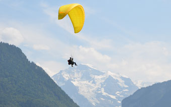 瑞士“羞涩”少女峰露真容”
