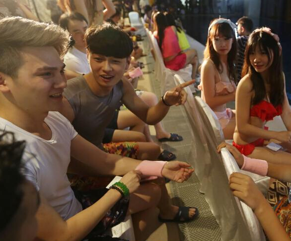 南京举行比基尼水上相亲会”