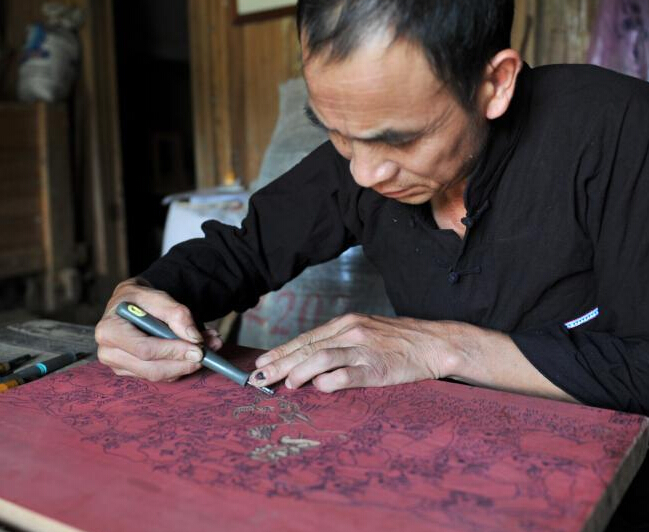 云南边境壮族农民版画艺术代代相传”