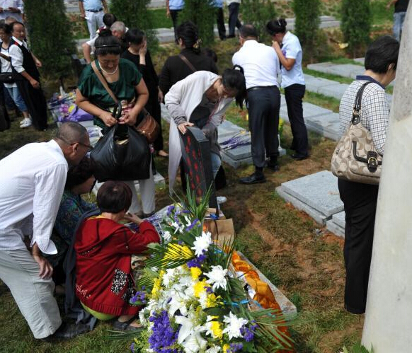 �ӱ�һ��Ĺ����ѡ���ս�ϱ�Ĺ������