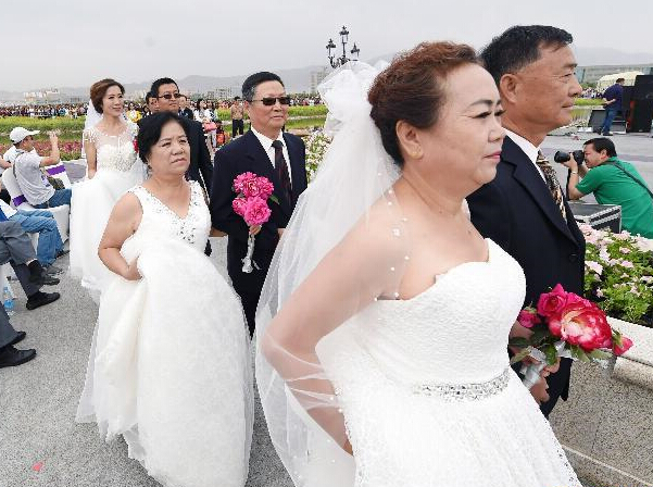 甘肃举办“薰衣草之约”集体婚礼”