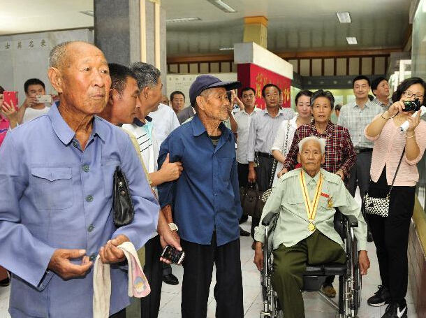 河北河间:抗战老兵祭奠战友”