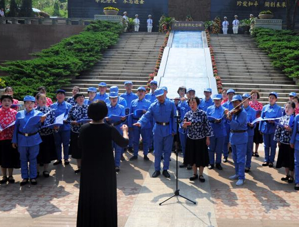 武汉抗战老兵凭吊抗战先烈”