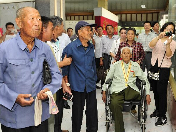 河北河间:抗战老兵祭奠战友”