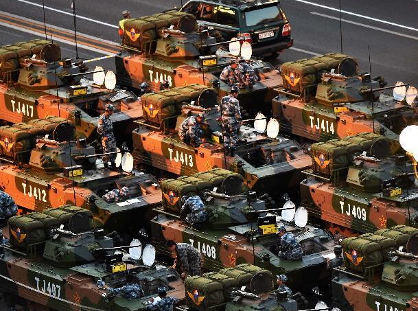 空降兵战车方队在做准备”