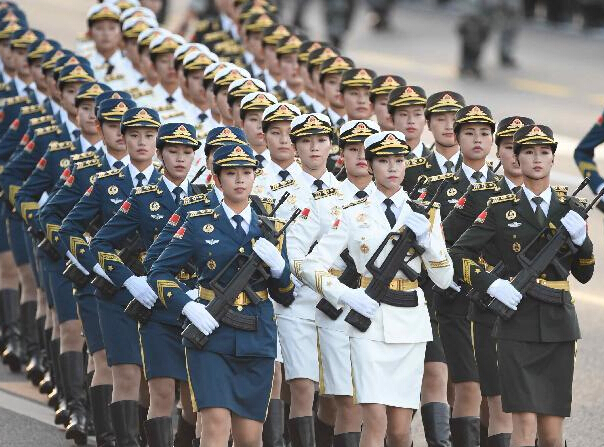 三军仪仗队女兵做准备”