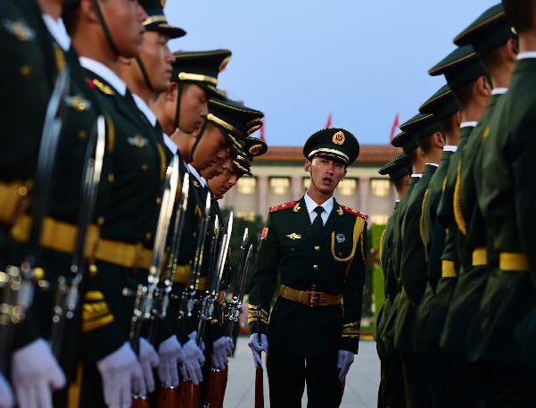 国旗护卫队在天安门广场练习”