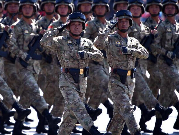 ������ɽ��׳ʿ��Ӣģ���ӷ���ͨ���찲�Ź㳡��