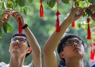 �Ͼ���ѧ��ϵ�й���ź�ƽ�롰׷�����忹սʷ����