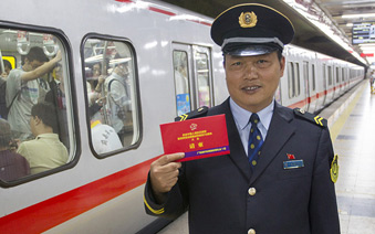 阅兵式现场劳动模范畅谈观礼感受”