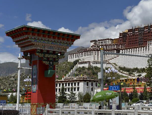 拉萨装饰一新迎大庆”