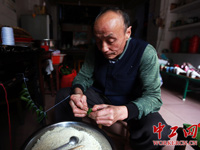 ����ͭ�����ӣ�һȺ�˴���һ���ϳǵĻ��䡱