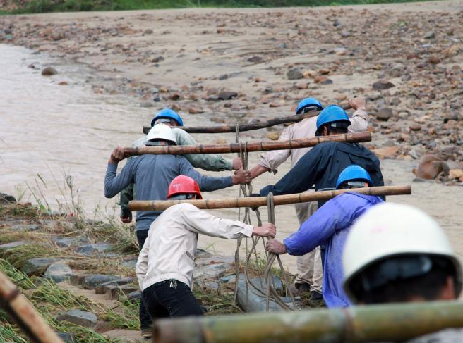 ս���ڷ���̨���һ�ߵ���Щ�ˡ�