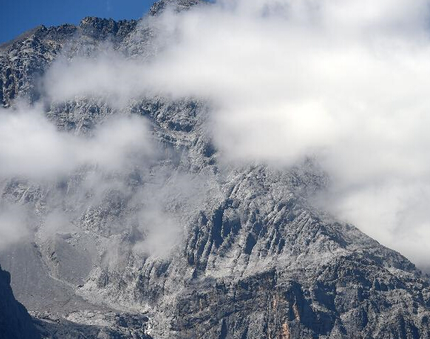 【大美中国】云绕雪山别样美”