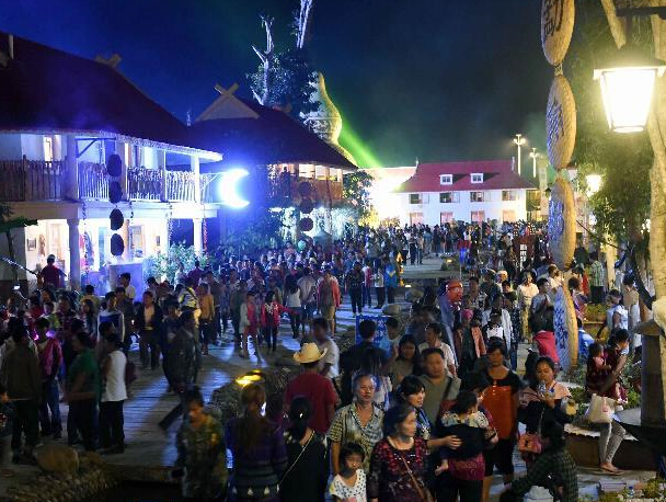 秀美佤山游人多”