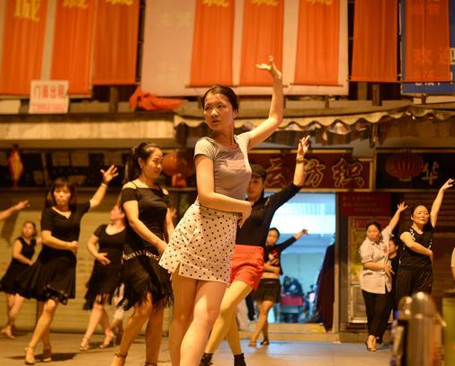 �����人������Ů�ϰ�æ��������ֶ��衱