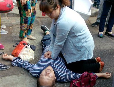 ����Ů��ʿ������·���ε���ʿ�˹����������Ԯ��