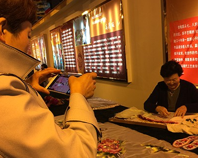 甘肃庆阳民间艺人现场“秀”才艺”