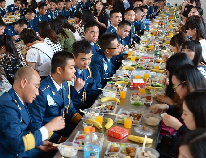 �人���Ӱ����׻� 200����Ů�ӽ���Ӫ���ס�