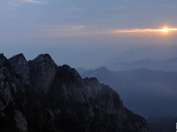 ����������ʫ���ƺ��Ͼ�ɽ��