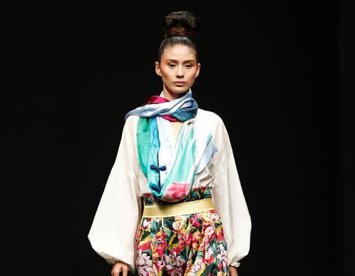 ��Ȼ����չʾ�����������ӵ���ײ��