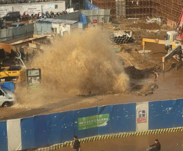 ֣�ݽ�ͷˮ�ܱ���ˮ����ʮ�׸� ·�˳���ʻ�ˮ��