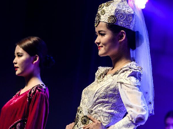 �½������������̡���װ����չŮ��������